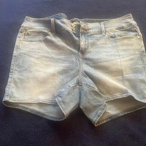 BRAND NEW TORRID JEAN SHORTS